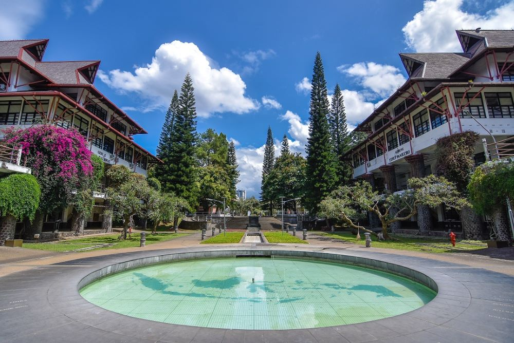 Institut Teknologi Bandung (ITB) Kampus Jurusan Teknik Telekomunikasi Terbaik