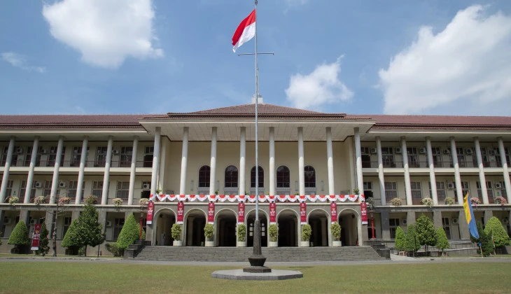 Universitas Gadjah Mada (UGM) Kampus Jurusan Teknik Telekomunikasi Terbaik